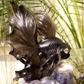 Художественная композиция из обсидиана и агата "Рыбка"